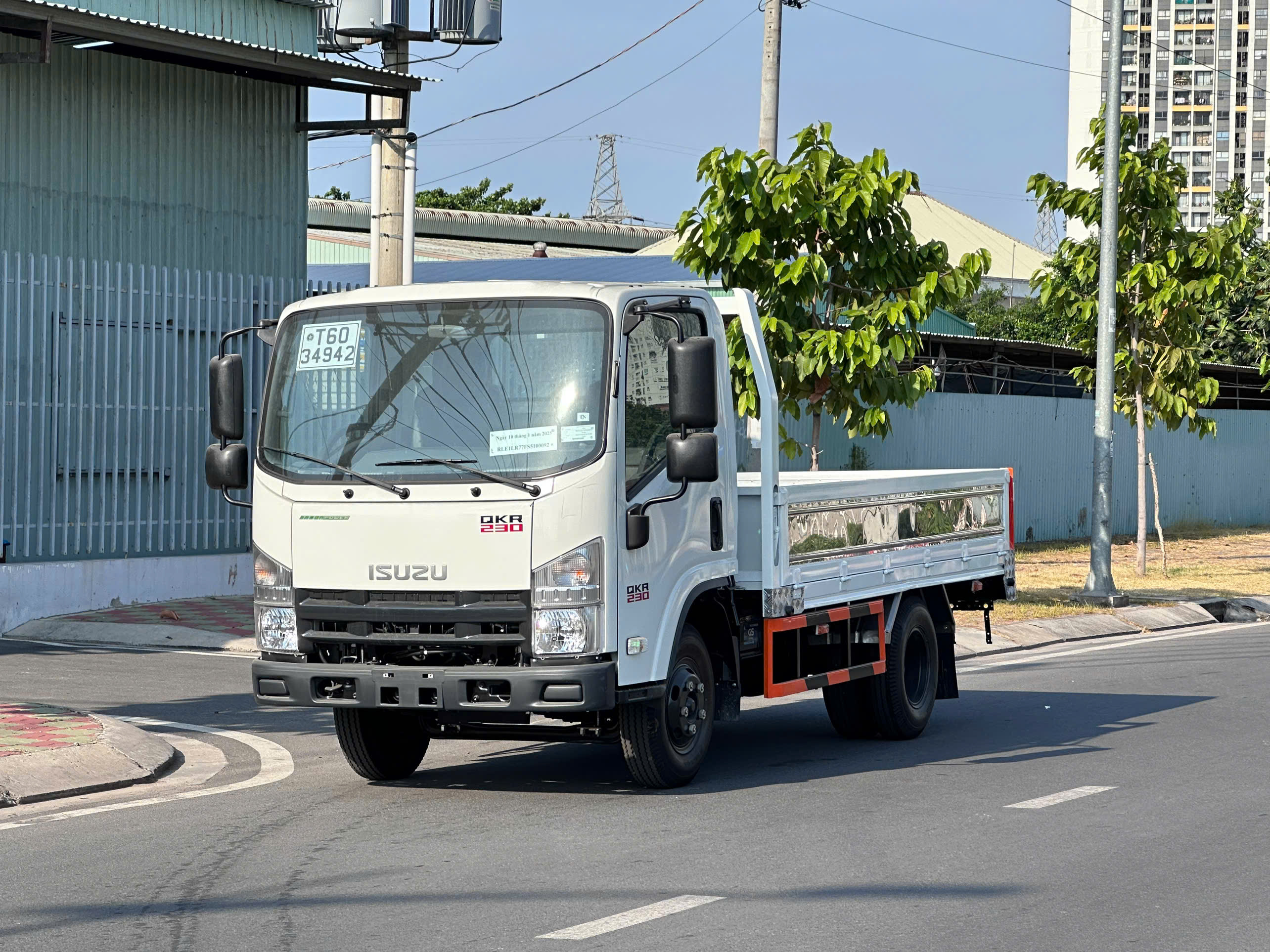 ISUZU QLR77FE5 (QKR 230) THÙNG LỬNG TẢI TRỌNG 1990KG/ 2280KG - THÙNG DÀI 3,6M