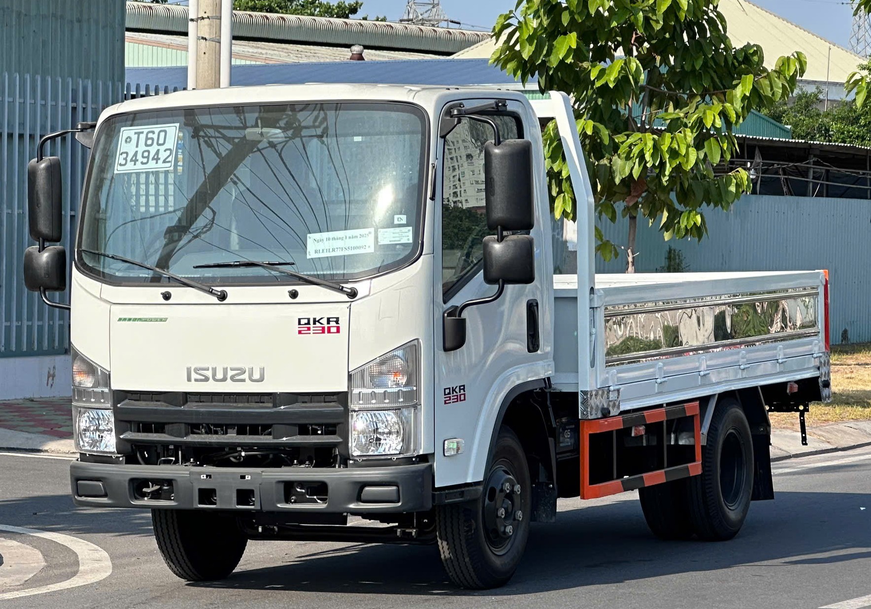 ISUZU QLR77FE5 (QKR 230) THÙNG LỬNG 1990KG/ 2280KG - THÙNG DÀI 3,6M