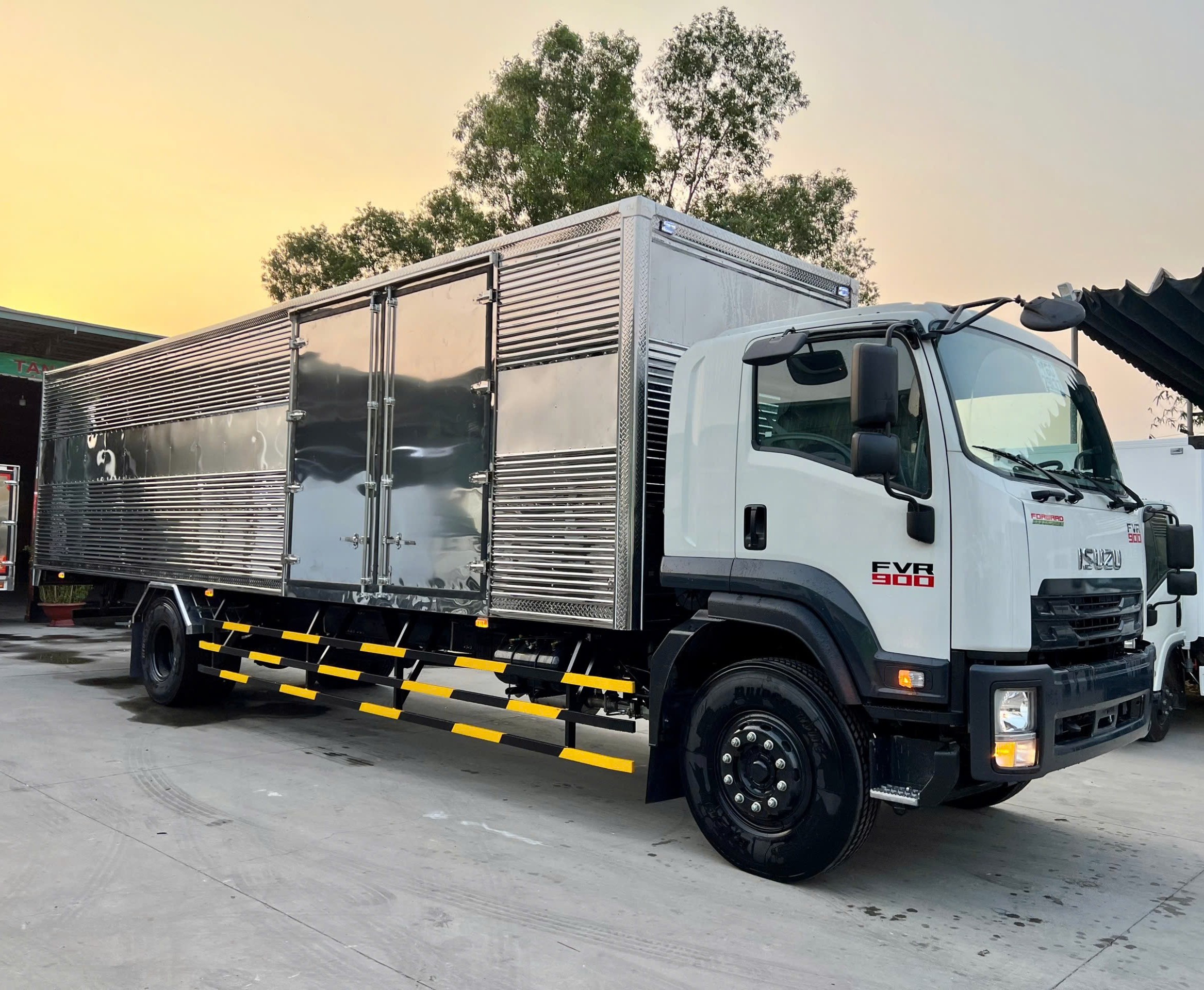 ISUZU FVR34SE5 (FVR 900) THÙNG KÍN 7700KG - THÙNG DÀI 8,2M