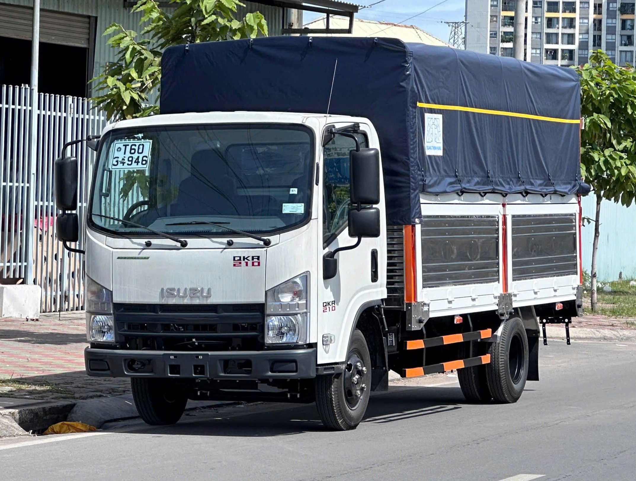 ISUZU QMR77HE5A (QKR 210) THÙNG MUI BẠT 05 BỬNG TẢI TRỌNG 1995KG/ 2280KG - THÙNG DÀI 4.38M