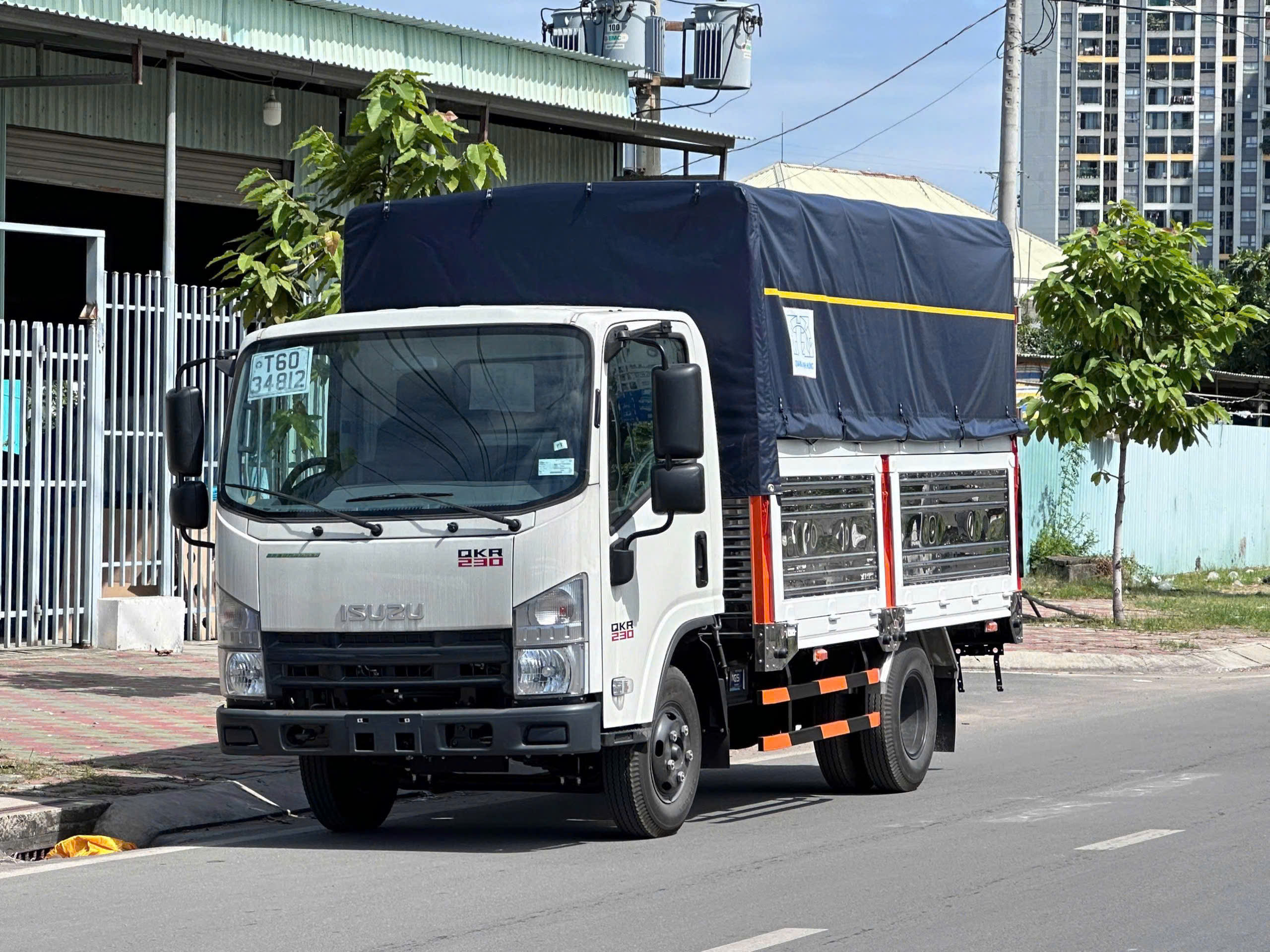 ISUZU QLR77FE5 (QKR 230) THÙNG MUI BẠT 05 BỬNG TẢI TRỌNG 1995KG/ 2280KG - THÙNG DÀI 3,6M