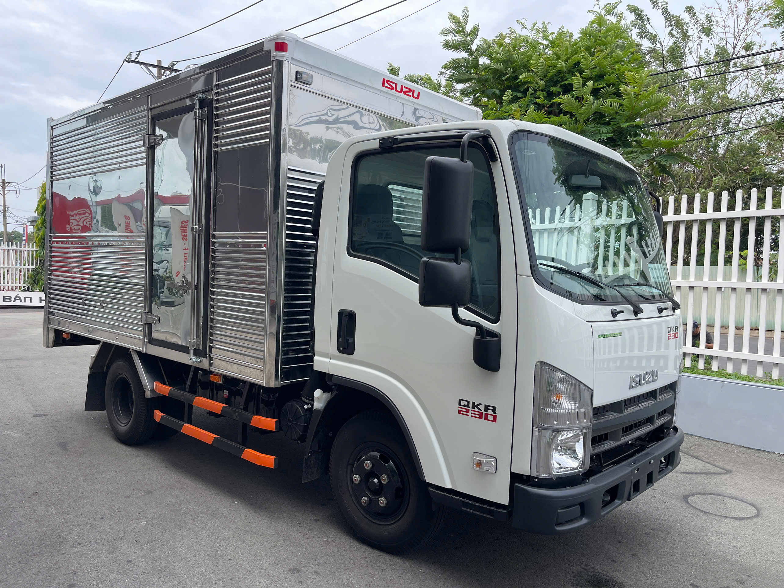 ISUZU QLR77FE5 (QKR230) THÙNG KÍN 03 CỬA TẢI TRỌNG 1995KG/ 2280KG - THÙNG DÀI 3,58M