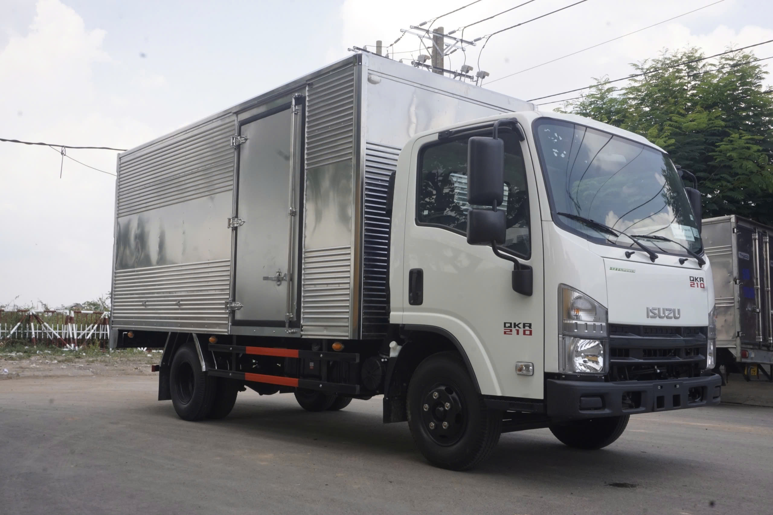 ISUZU QMR77HE5A (QKR 210) THÙNG KÍN 03 CỬA TẢI TRỌNG 1995KG/ 2280KG - THÙNG DÀI 4.38M