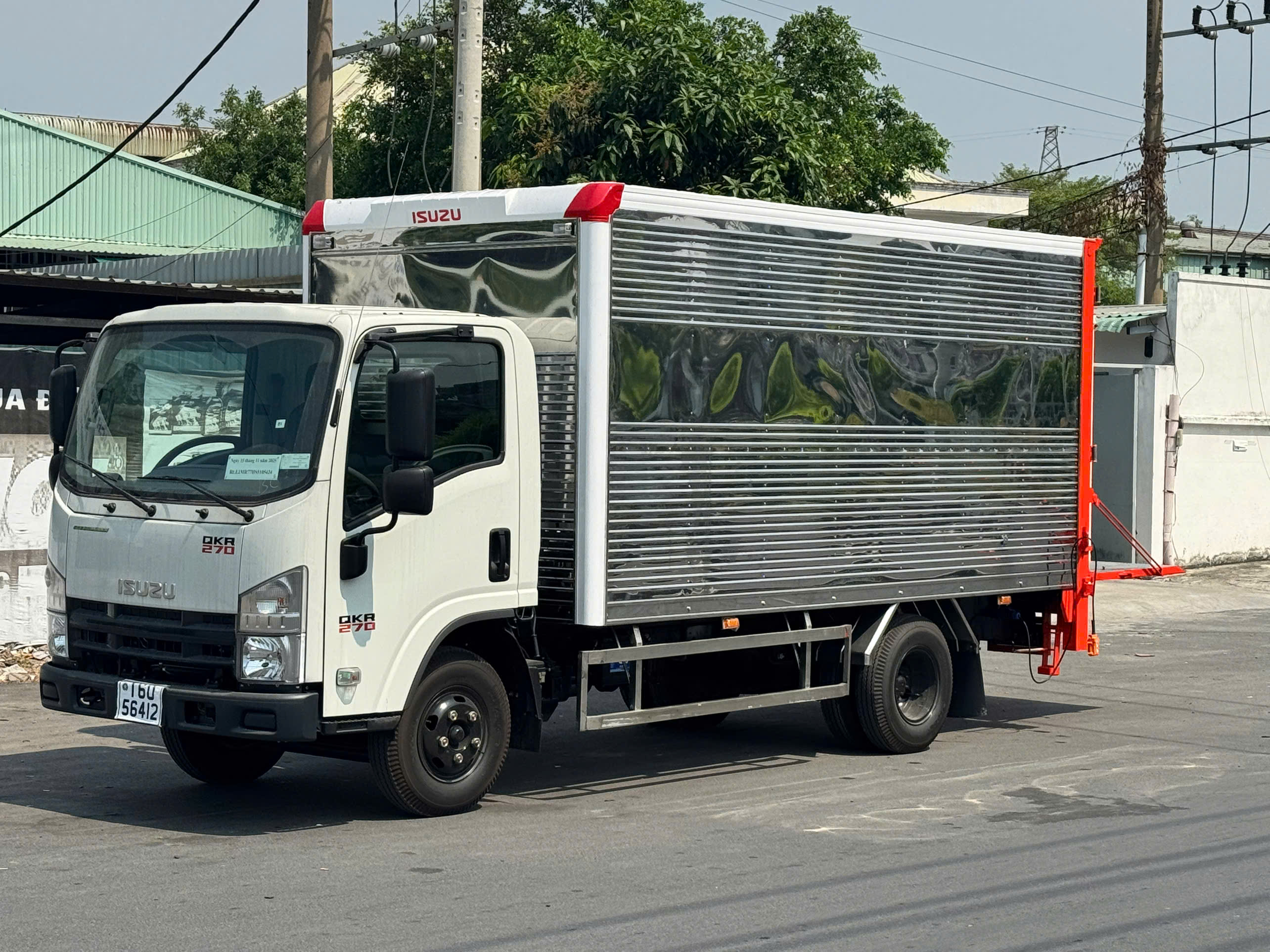 ISUZU QMR77HE5 THÙNG KÍN BỬNG NÂNG TẢI TRỌNG 1900KG/ 2490KG - THÙNG DÀI 4.3 M